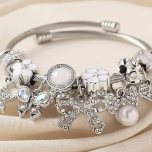 Pulsera plateada con dijes femeninos