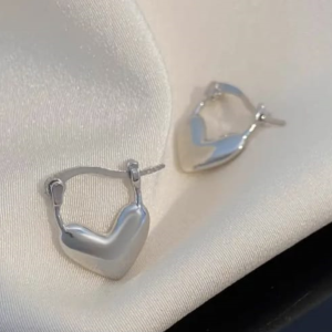 Aretes plateado en forma de corazón