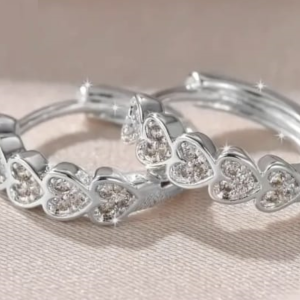 Aretes plateados con incrustaciones de piedra swarovski en forma de corazón