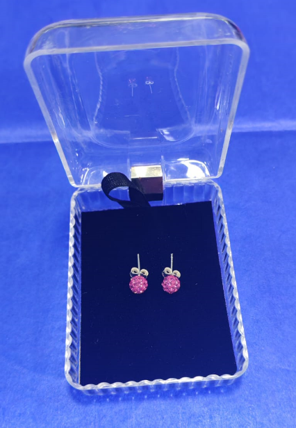 Aretes modelo bola pequeña en plata 925 con incrustaciones en piedras swarovski color rojo