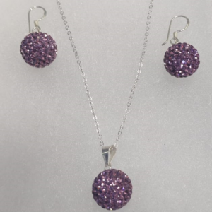 Aretes de bola pequeña plata 925 y un collar de plata 925 con dije 925 con incrustaciones en piedras swarovski en color morado