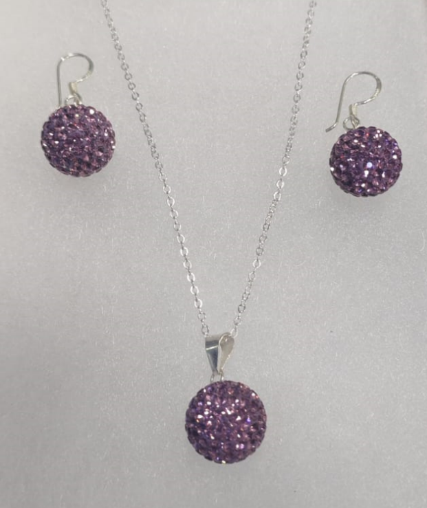 Aretes de bola pequeña plata 925 y un collar de plata 925 con dije 925 con incrustaciones en piedras swarovski en color morado