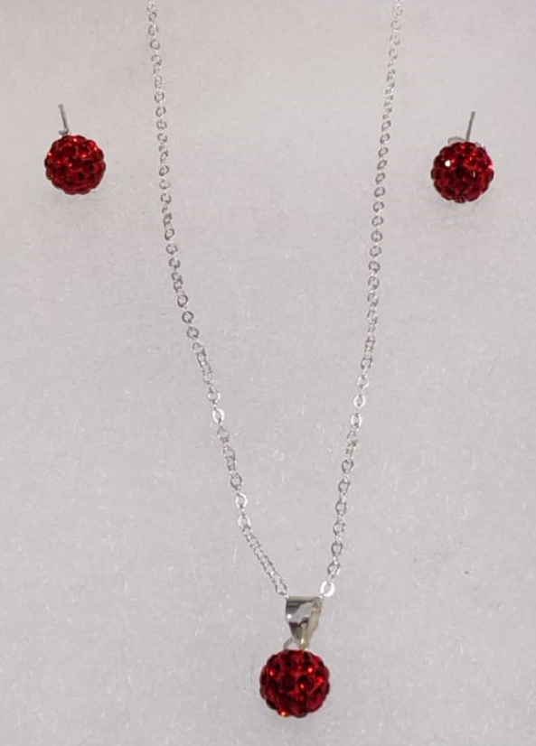 Aretes de bola pequeña plata 925 y un collar de plata 925 con dije 925 con incrustaciones en piedras swarovski en color rojo