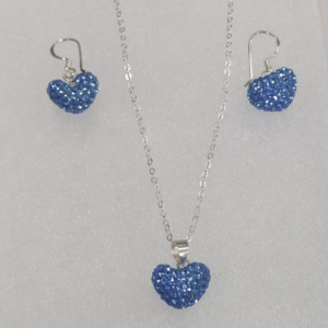 Aretes de corazón plata 925 y un collar de plata 925 con dije 925 con incrustaciones en piedras swarovski en color celeste cielo