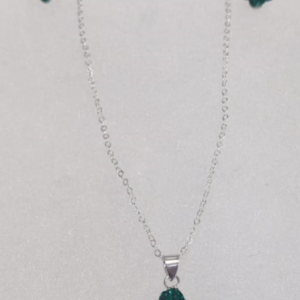 Aretes de plata 925 y collar con dije 925 con incrustaciones de piedras swarovski en color verde