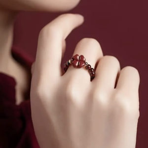 Anillo ajustable de trébol rojo de madera para la suerte