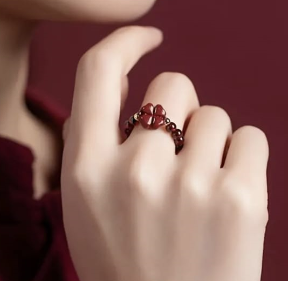 Anillo ajustable de trébol rojo de madera para la suerte