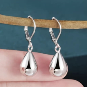 Arete plateado en forma de gota