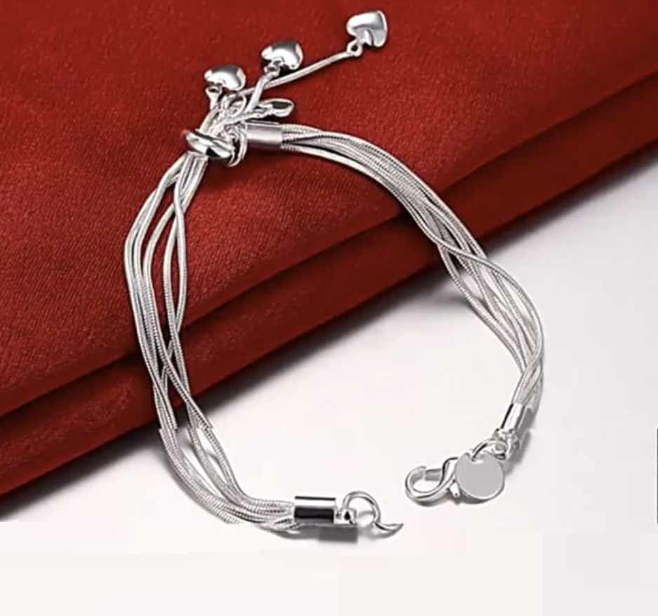 Pulsera elegante de tassel plateado con colgante de corazón