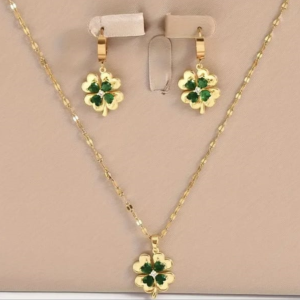 Conjunto de collar y aretes modelo trebol  bañado en oro 24k