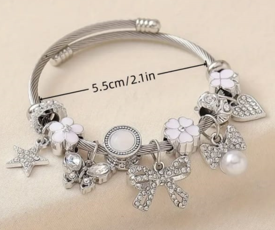Pulsera plateada con dijes femeninos - Imagen 2