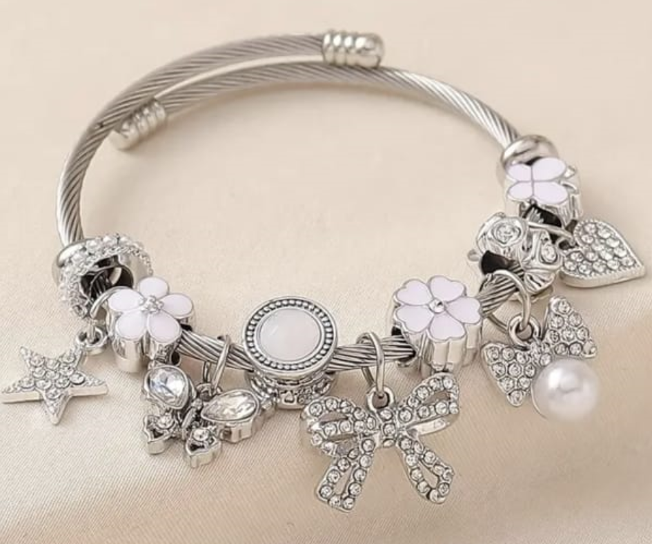 Pulsera plateada con dijes femeninos - Imagen 3