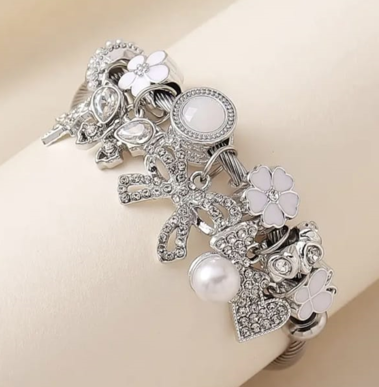 Pulsera plateada con dijes femeninos - Imagen 4