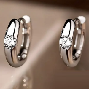 Arete Curvo con Piedra Swarovski Blanca